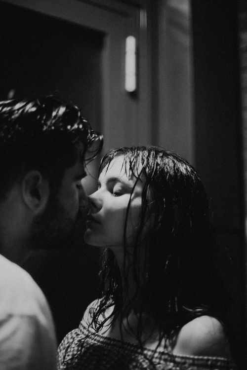 Free A black and white photo capturing an intimate moment between a couple sharing a tender kiss. Stock Photo