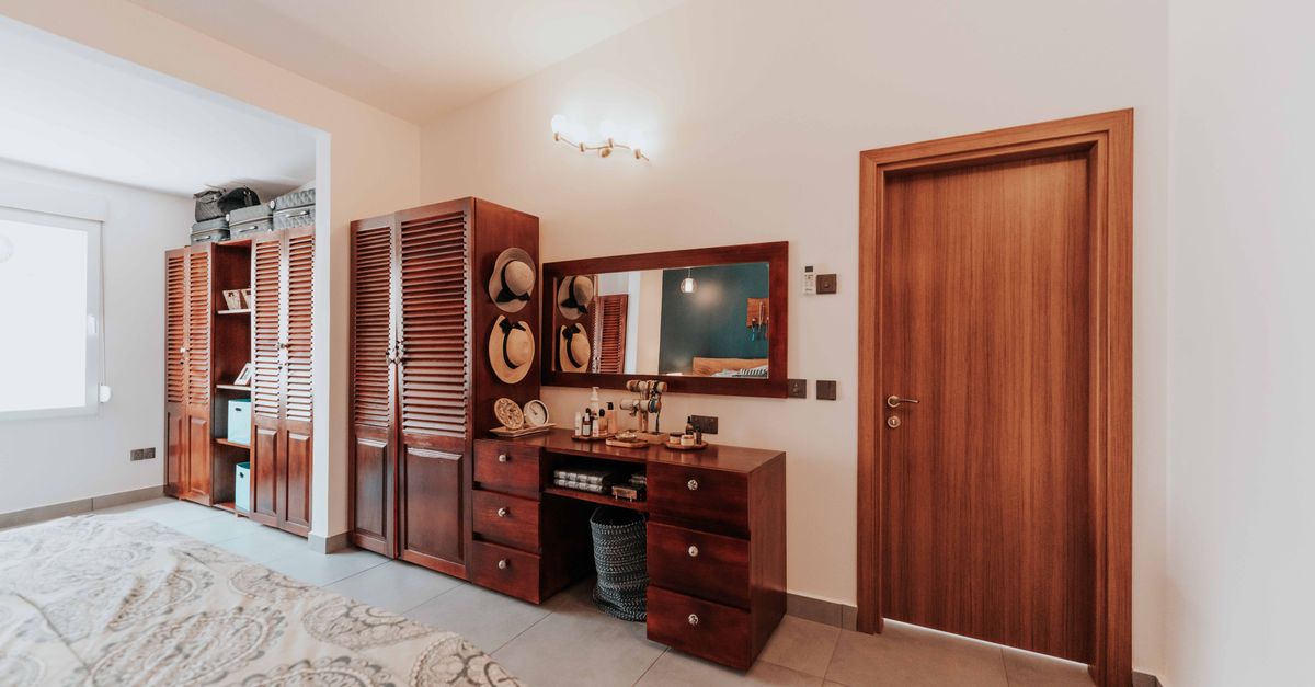 Comment entretenir une armoire en bois : astuces et conseils