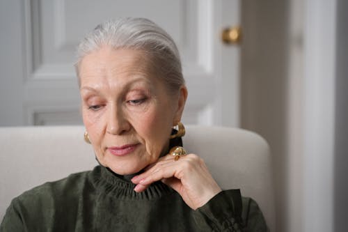 Wanita matang anggun berfikir