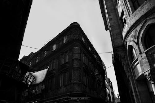 Darmowe zdjęcie z galerii z budynek, czarno-biały, fotografia w skali szarości