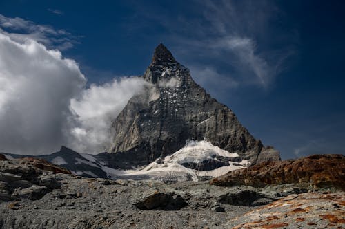 Gratis arkivbilde med bergformasjon, fjellkjede, flerfarget