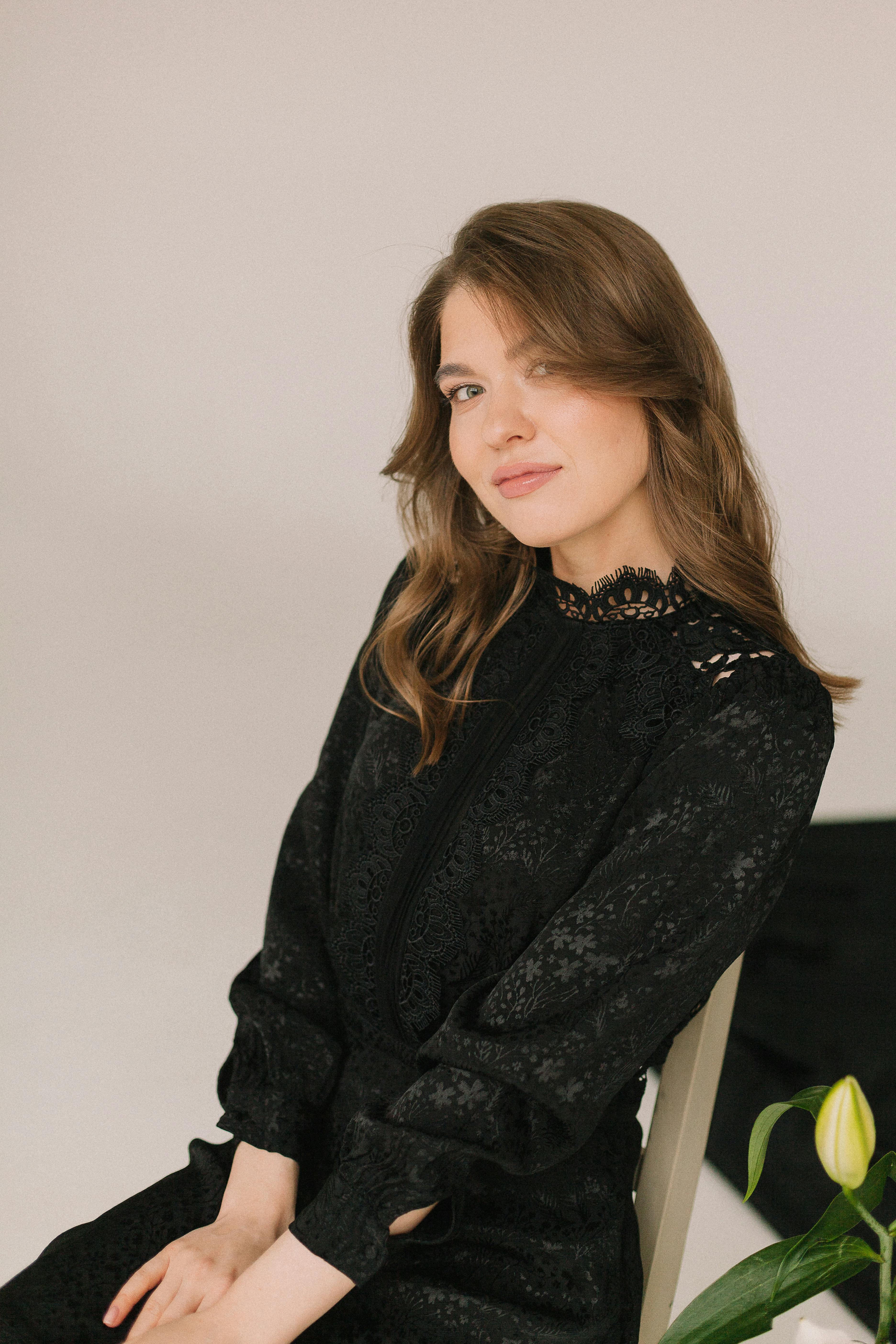 穿着复古连衣裙的漂亮女人优雅地坐着，带着花香