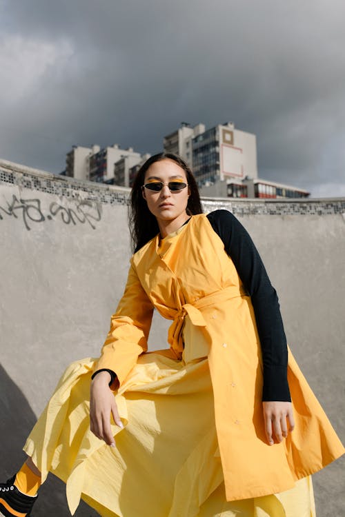 Kostenloses Stock Foto zu asiatische frau, fashion, gelbes kleid