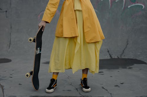 Gratis stockfoto met beton, gele jurk, mevrouw Stockfoto