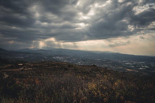 Gratis arkivbilde med dyster himmel, gresk øy, gressfelt