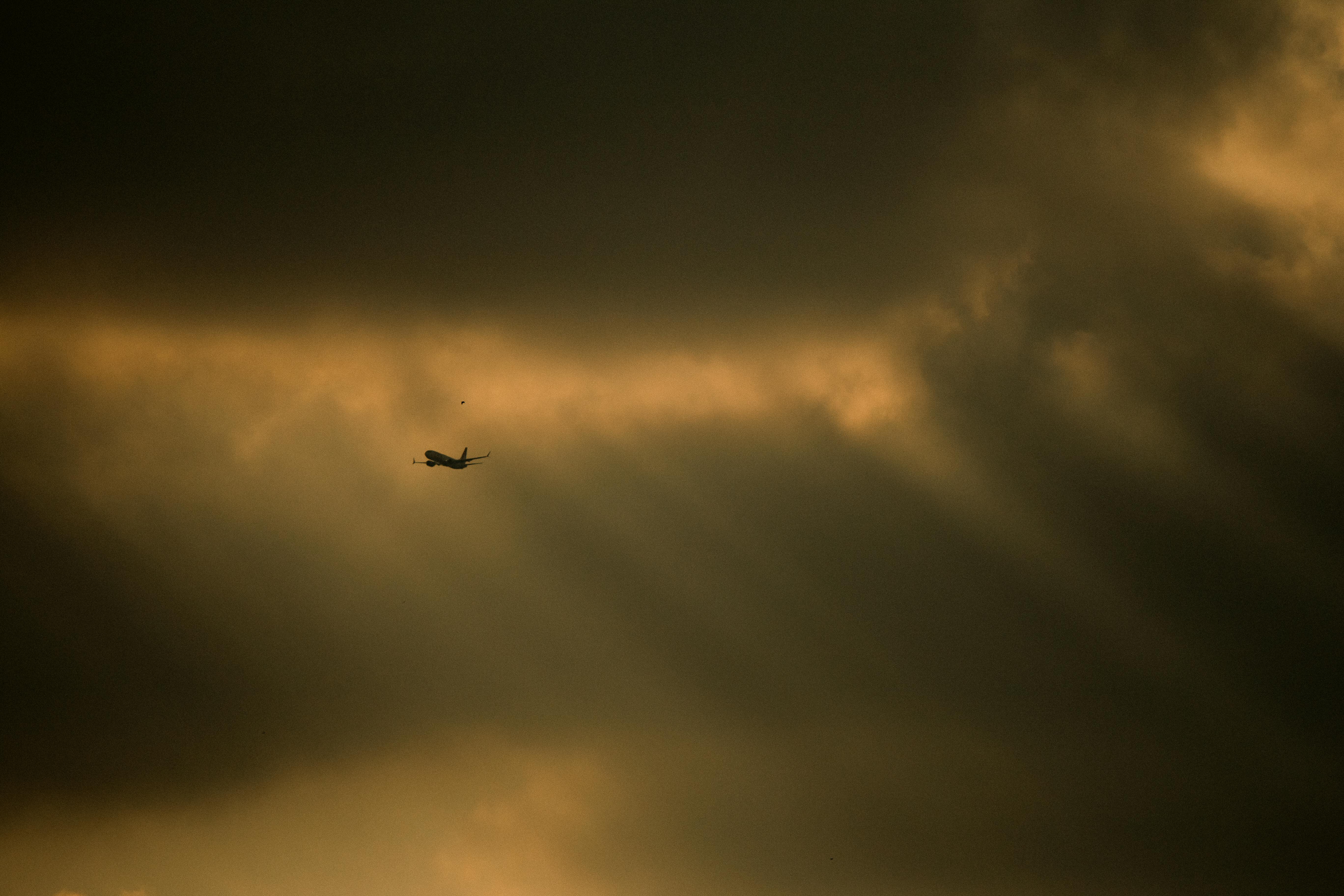 Weather's Grip: Delta Flight DL275's Dramatic Route Change