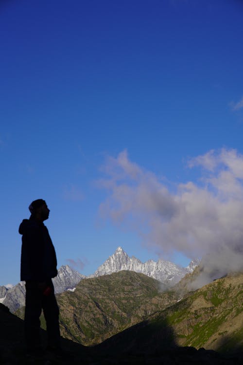 Foto d'estoc gratuïta de cel blau, home, muntanyes