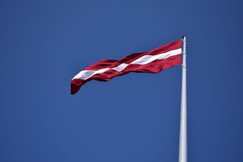 Kostenlos Rote Und Weiße Staatsflagge, Die Tagsüber Unter Blauem Himmel Weht Stock-Foto