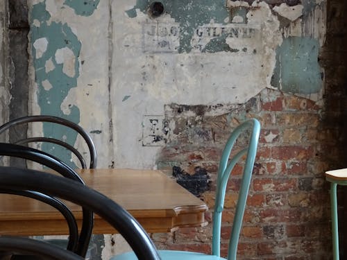 Foto profissional grátis de cadeira de madeira, cena urbana, estilo urbano