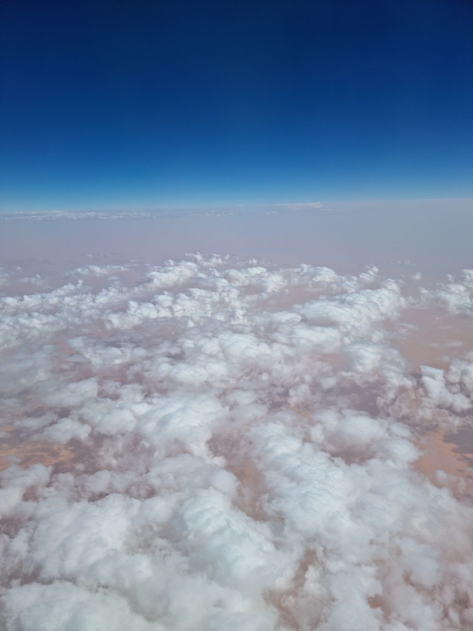 Elegante Wolken & Landschaft – Weltraum Hintergrundbild