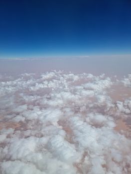 Elegante Wolken & Landschaft – Weltraum Hintergrundbild