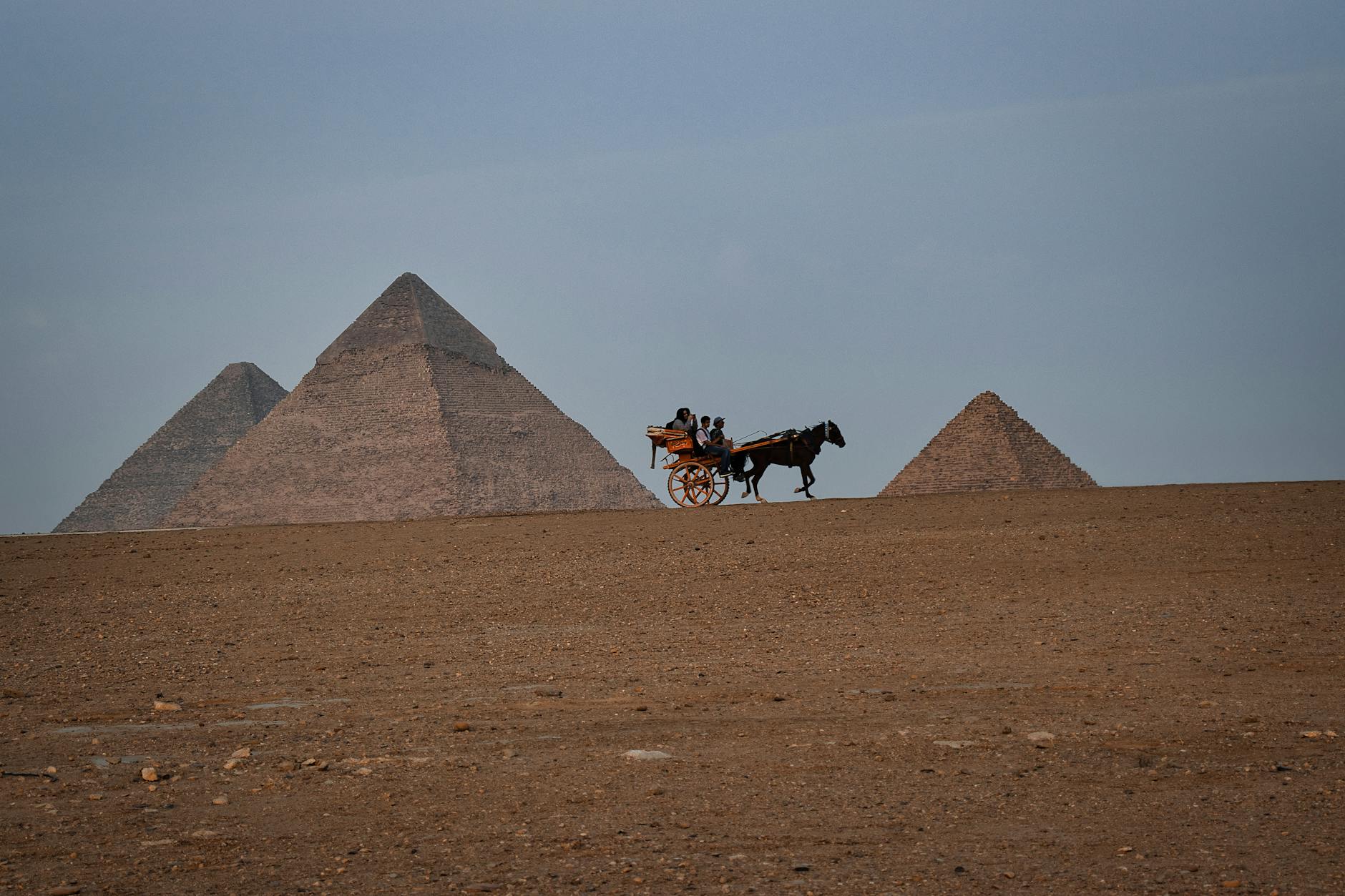 https://www.pexels.com/photo/people-riding-a-horse-carriage-by-the-pyramids-giza-egypt-10124763/