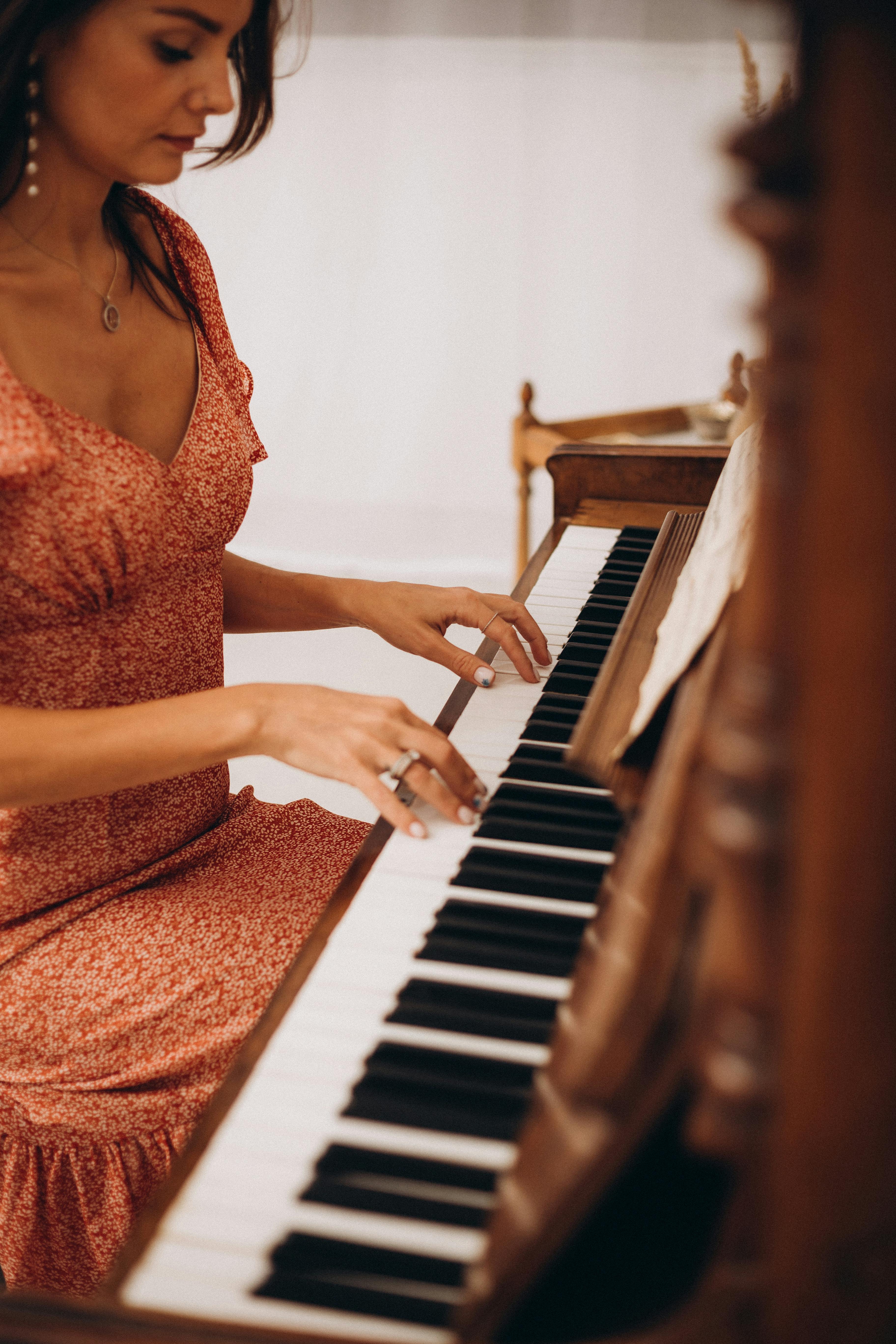 Uma Mulher De Pijama Rosa Está Transmitindo Um Jogo De Piano Online Na  Internet. Pianista Sorridente Mostrando Boas-vindas Com Ges Foto de Stock -  Imagem de quarto, interior: 219052440