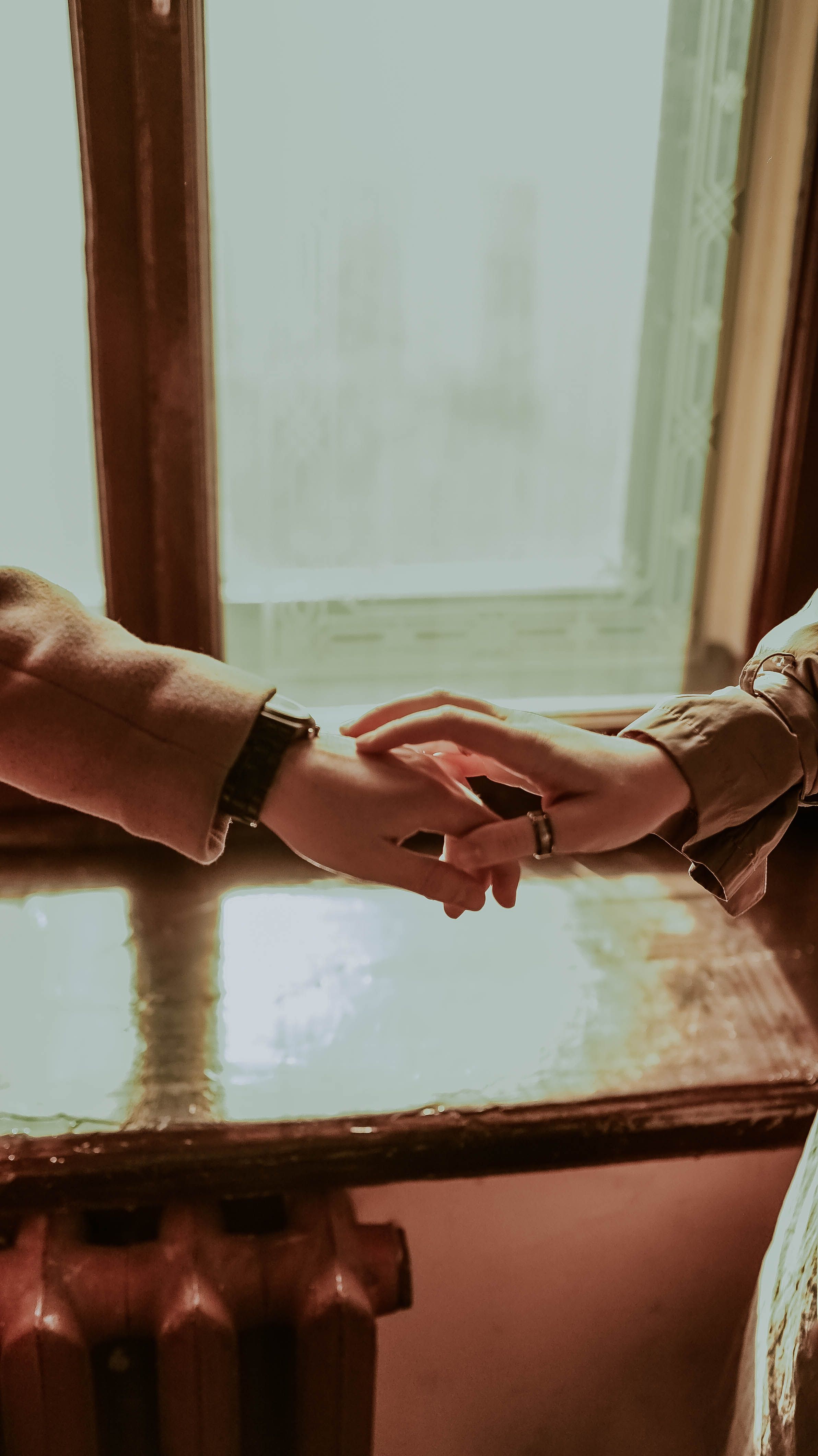 Online dating: starting a conversation on a niche platform