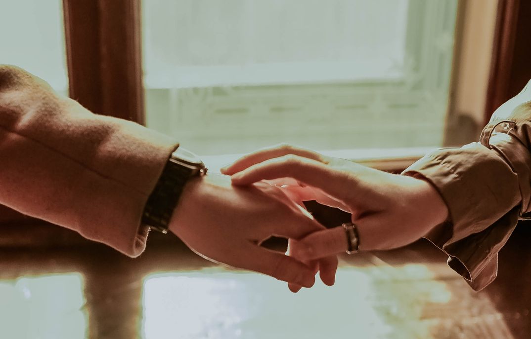 Online dating: starting a conversation on a niche platform