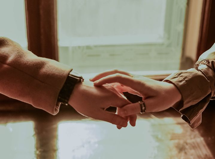 Online dating: starting a conversation on a niche platform