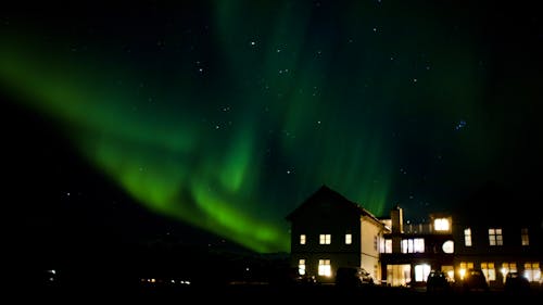 Foto d'estoc gratuïta de aurora boreal, cel, edificis