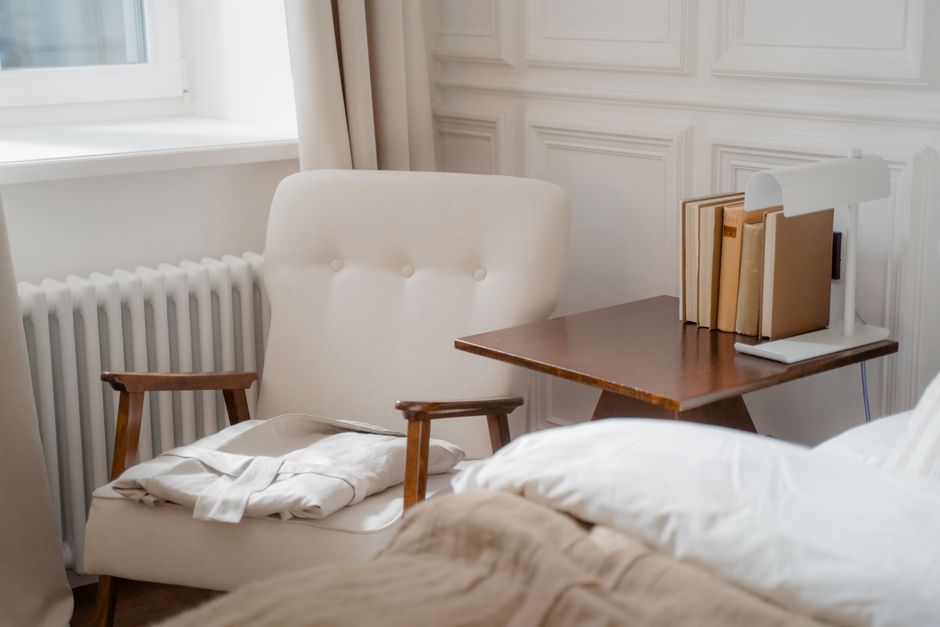 A Perfectly Proportioned Side Table for Small Living Rooms: 5 Essential Design Considerations Small living room with minimalist side table and modern furniture