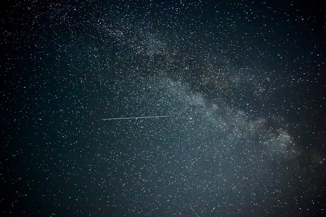 Free A Shooting Star Passing by the Starry Sky Stock Photo