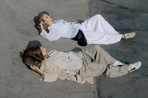 бесплатная Бесплатное стоковое фото с женщины, лежащий, модели Стоковое фото