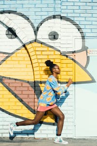涂鸦墙跑步的黑人运动美女