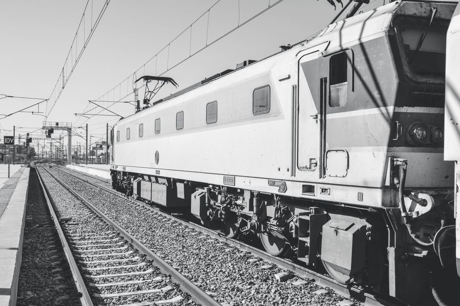 Fotomural Tren vintage en Kenitra, Marruecos, capturado en escala de grises, mostrando las vías del tren.