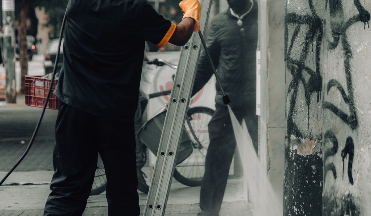 Nettoyage de graffitis sur une façade au nettoyeur haute pression