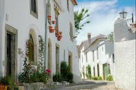探索葡萄牙马尔瓦风景优美的粉刷建筑，领略其传统的鹅卵石街道和历史魅力