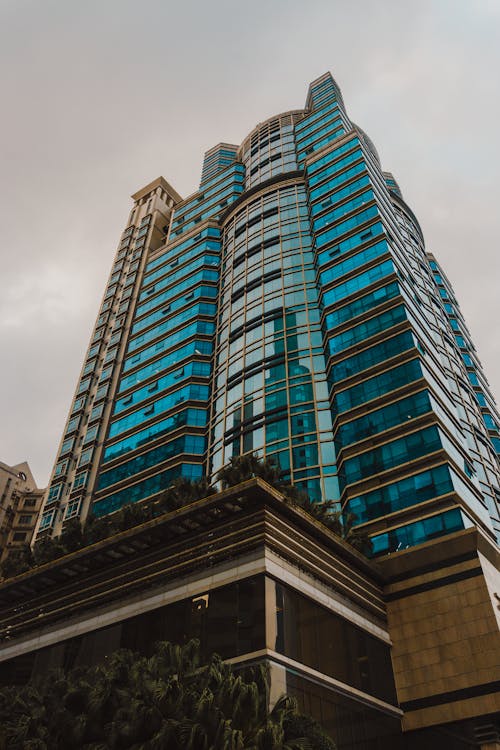 Fotografia De Baixo ângulo De Um Edifício Alto