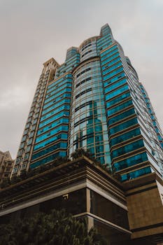 从低角度拍摄的广州一座带玻璃窗的现代摩天大楼