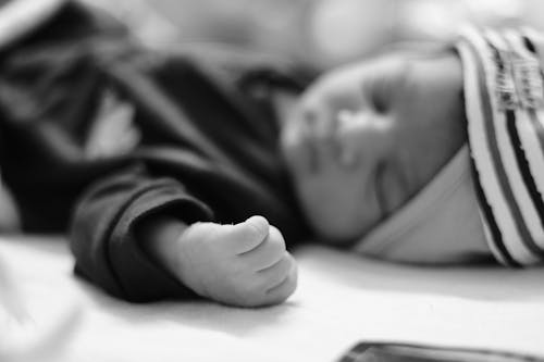 Foto profissional grátis de bebê, dormindo, escala de cinza