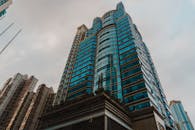 广州市中心现代摩天大楼的低角度视图