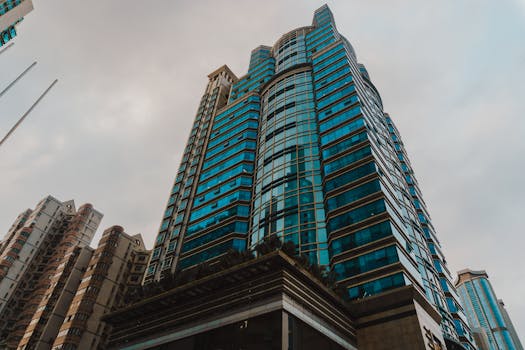 广州市中心现代摩天大楼的低角度视图