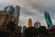 在戏剧性的天空下，欣赏广州高耸摩天大楼的迷人景色