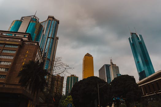在戏剧性的天空下，欣赏广州高耸摩天大楼的迷人景色