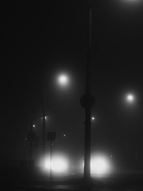 Foto stok gratis grayscale, lampu jalan, malam
