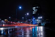 夜晚的城市街道灯火通明，充满活力的光路与城市天际线交相辉映