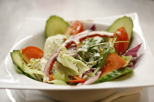 ボウルの野菜サラダのクローズアップ写真