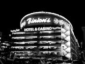 拉斯维加斯的夜晚，比尼恩酒店和赌场的黑白图像在正面亮起