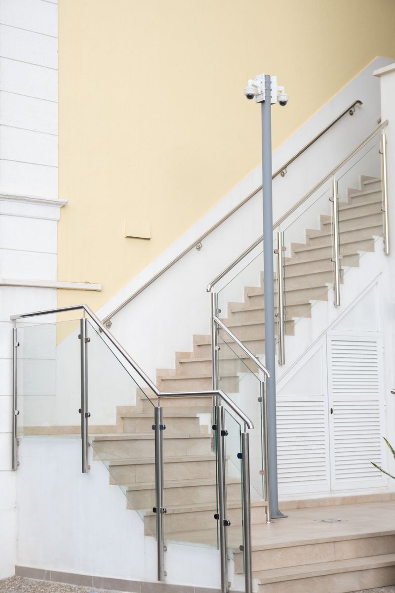 Cage d'escalier et rampe d'une copropriété marseillaise nettoyées