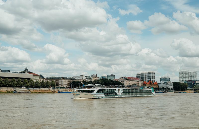 Flussschiff in einer Stadt
