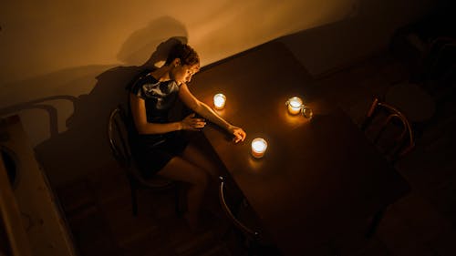 Imagine de stoc gratuită din femeie, închis la culoare, lumânări