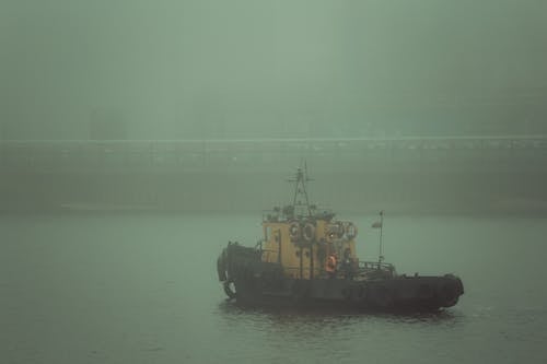 Darmowe zdjęcie z galerii z holownik, łódź, mgła
