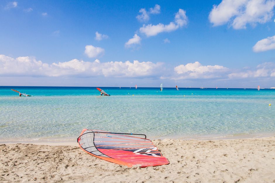 Digital nomad windsurfing in the afternoon after finishing a sprint using AI tools - remote windsurf jobs Digital nomad windsurfing in the afternoon after finishing a sprint using AI tools - remote windsurf jobs
