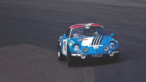 Voiture Classique Bleue Et Rouge Sur Route Noire