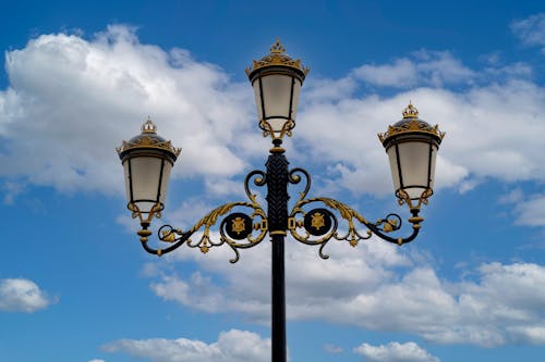 Foto profissional grátis de ao ar livre, céu azul, iluminação pública