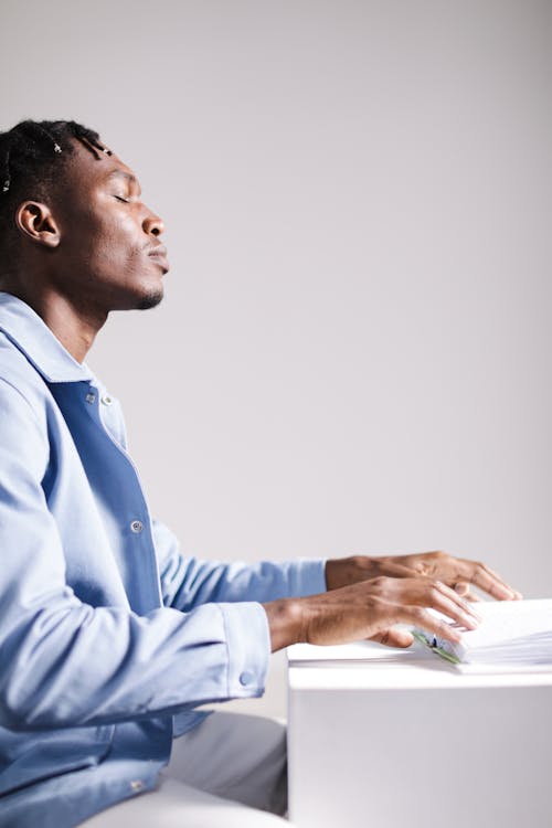 Foto profissional grátis de braille, cego, homem negro