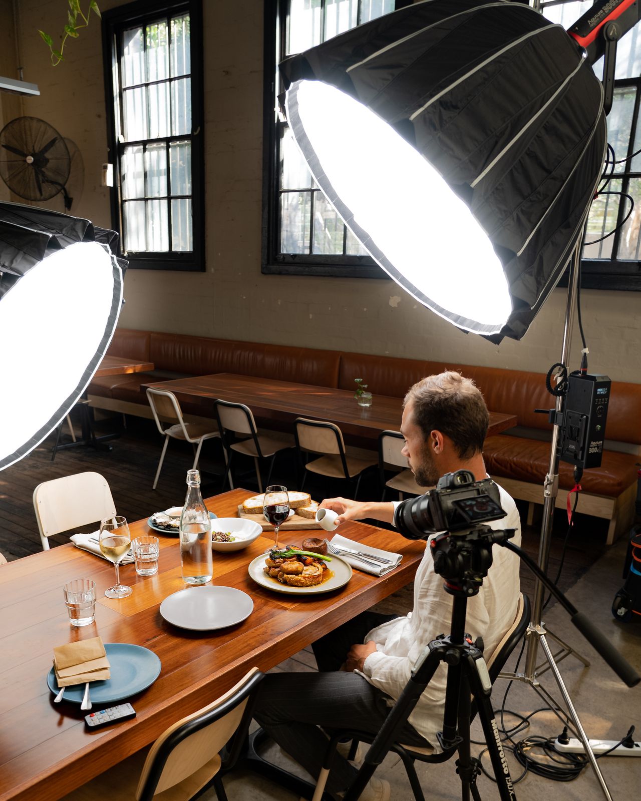 Chụp ảnh món ăn tại nhà hàng với đèn softbox