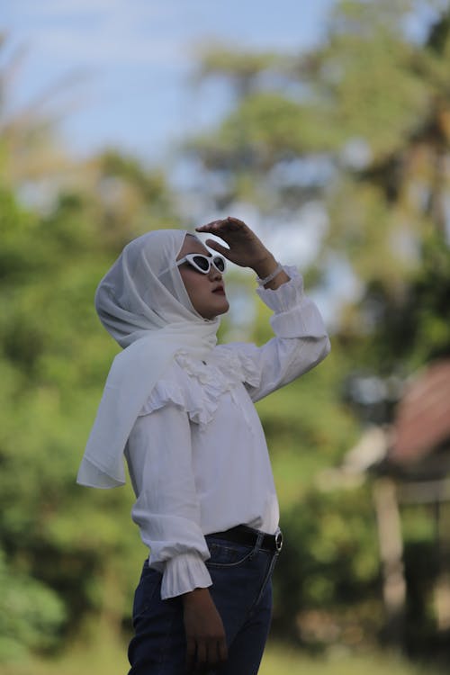 Free Woman in White Headscarf and White Sunglasses Looking Up Stock Photo