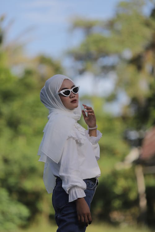 Gratis lagerfoto af asiatisk kvinde, hijab, hvide lange ærmer Lagerfoto